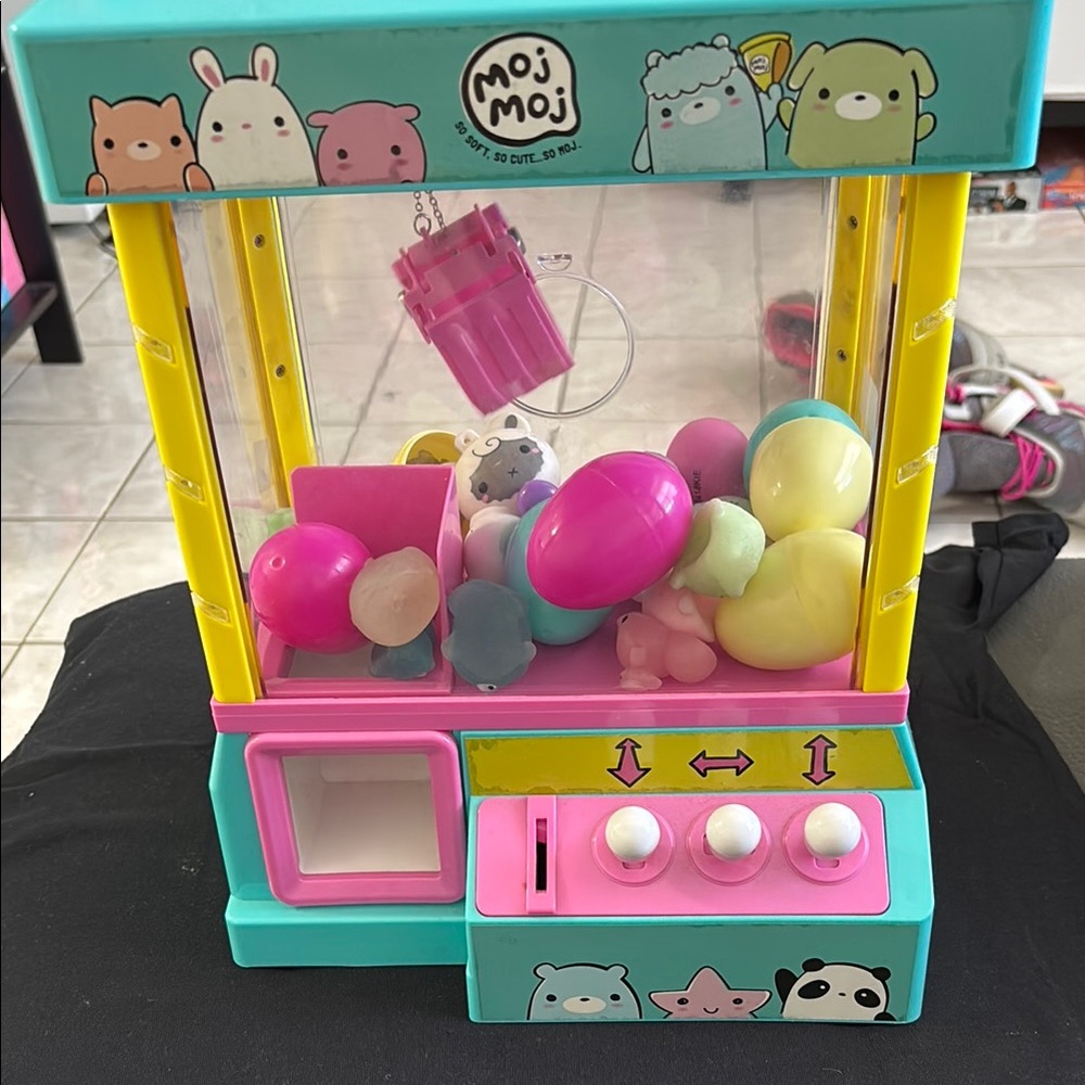 Vibrant Arcade Claw Machine Puzzle Game